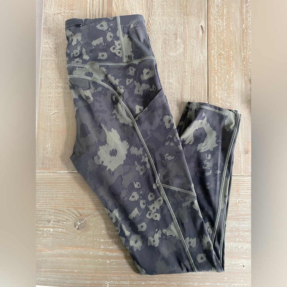 Gently worn Vuori Camo legging small